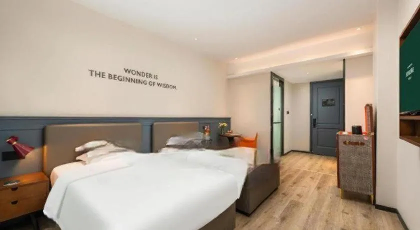 Bed in City Comfort Premier Hotel Liuzhou Wuxing Pedestrian Street Jinggu Building