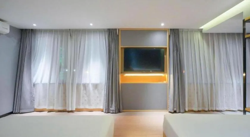 Green Tree Inn Urumqi San'gong Metro Station Exit