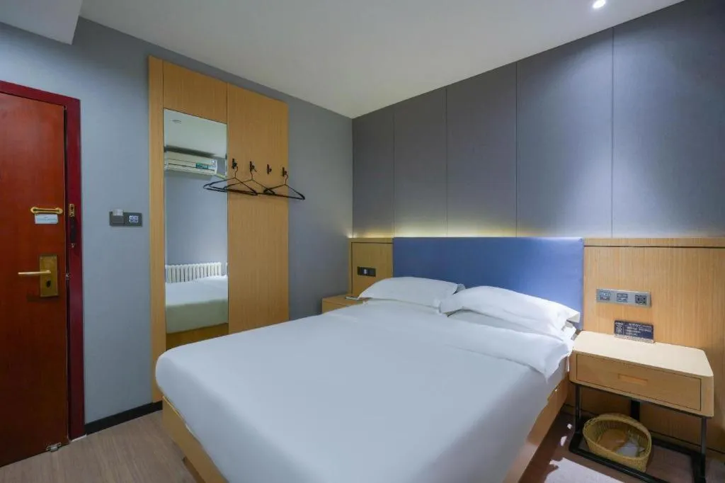 Bed in Green Tree Inn Urumqi San'gong Metro Station Exit