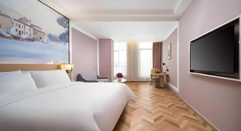 Bed in Vienna Hotel Lincang New Asia Pacific Times Square