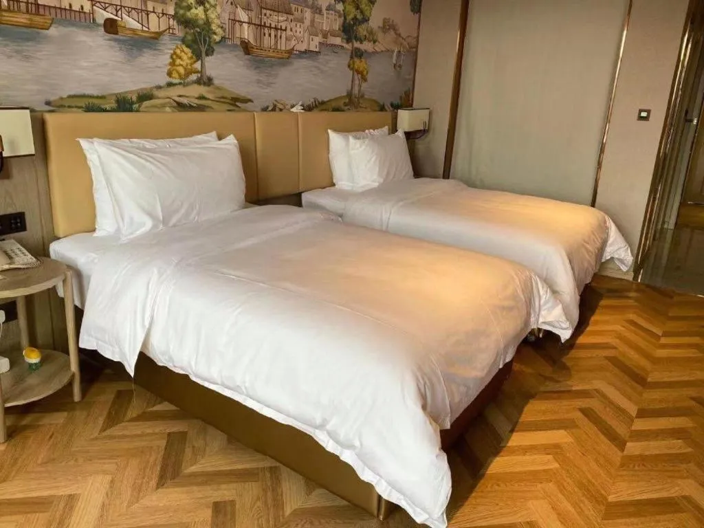 Bed in Vienna Hotel Lincang New Asia Pacific Times Square