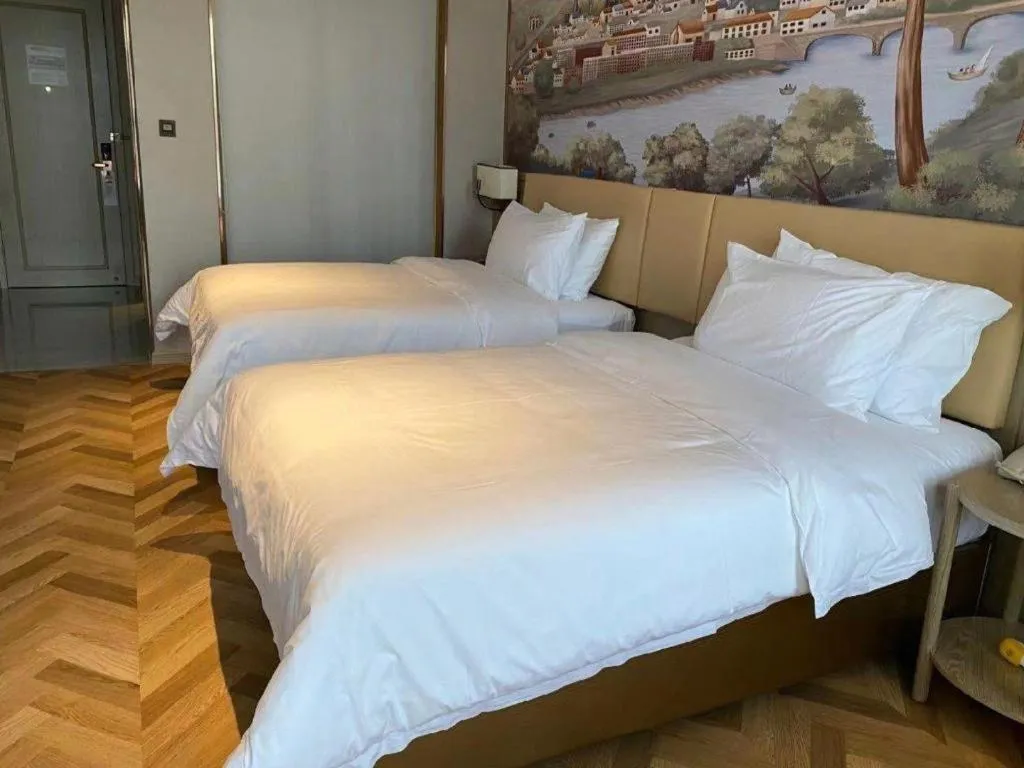 Bed in Vienna Hotel Lincang New Asia Pacific Times Square