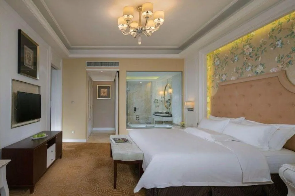 Bed in Venus Royal Hotel Shenzhen International Exhibition Center