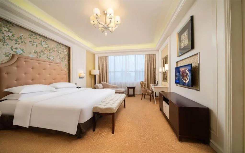 Bed in Venus Royal Hotel Shenzhen International Exhibition Center