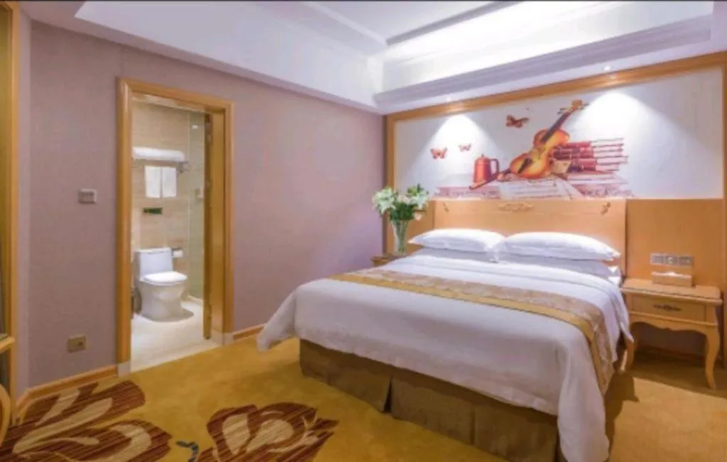 Bed in Vienna Hotel Guangxi Fangcheng