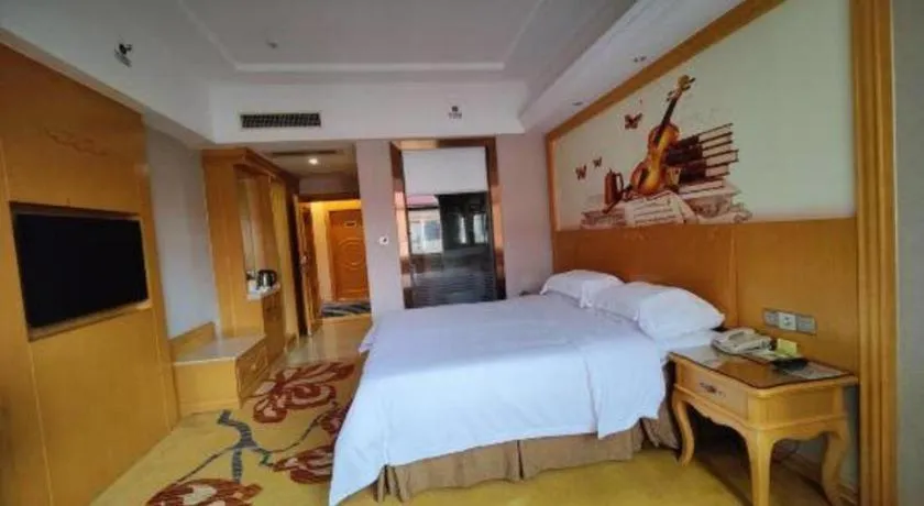 Bed in Vienna Hotel Guangxi Fangcheng