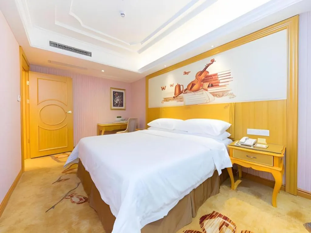 Bed in Vienna Hotel Shenzhen Pingdi Huancheng South Road