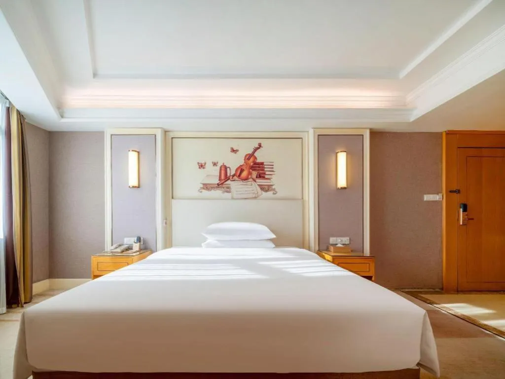 Bed in Vienna Hotel Shenzhen Pingdi Huancheng South Road