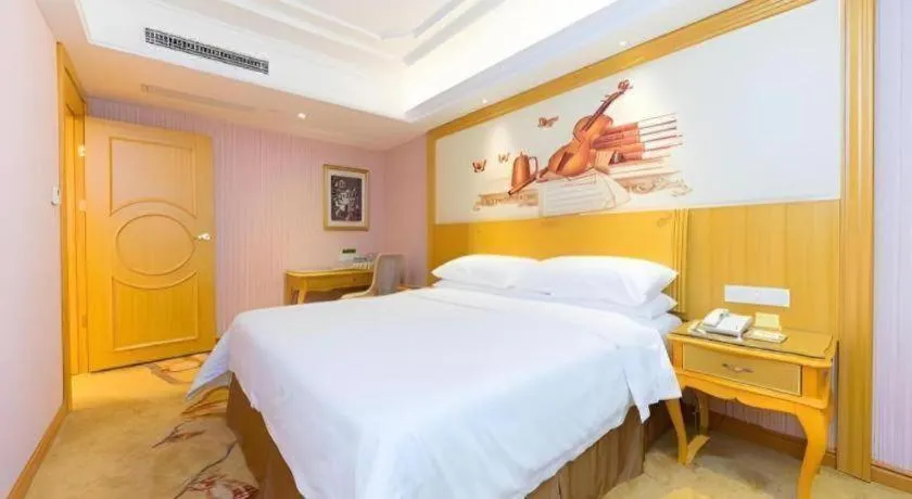 Bed in Vienna Hotel Shenzhen Pingdi Huancheng South Road