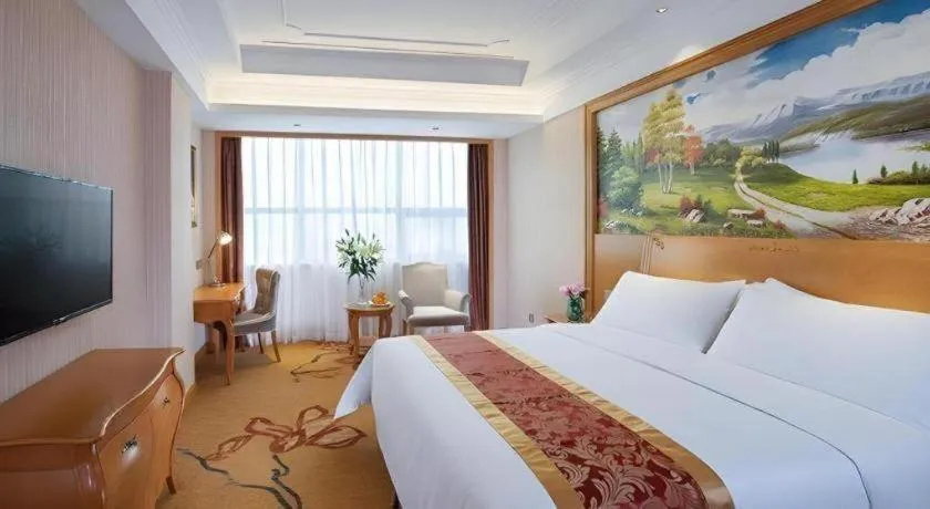 Bed in Vienna Hotel Shenzhen Pingdi Huancheng South Road