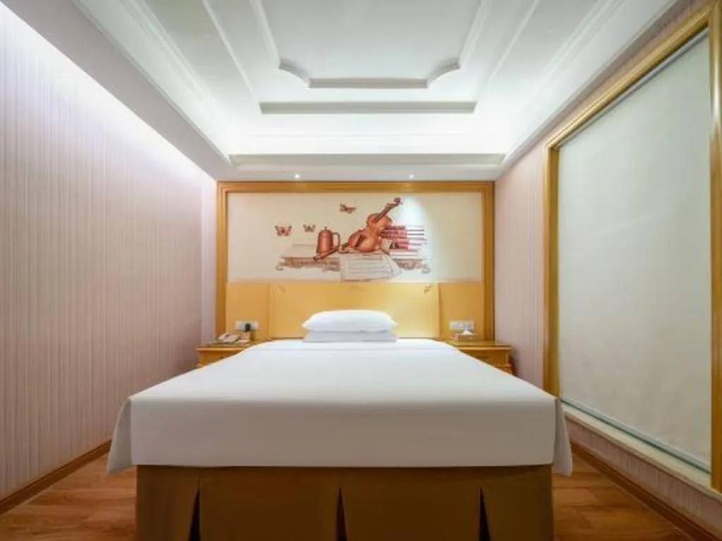 Bed in Vienna Hotel Shenzhen Pingdi Huancheng South Road
