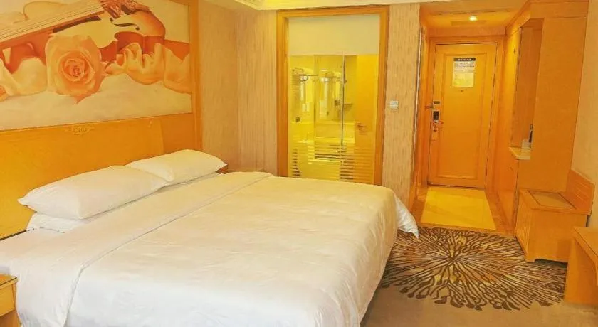 Bed in Vienna Hotel Guangzhou North Station Huaguoshan Metro Station