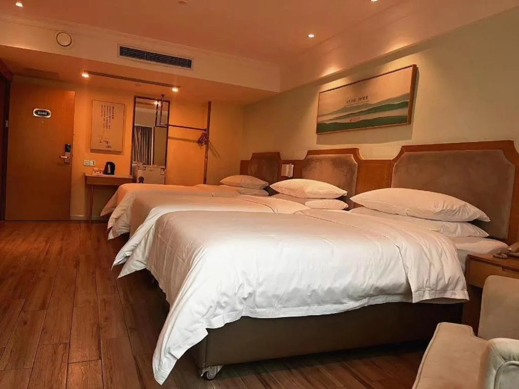 Bed in Vienna Hotel Guangdong Foshan Shunde Longjiang Material City
