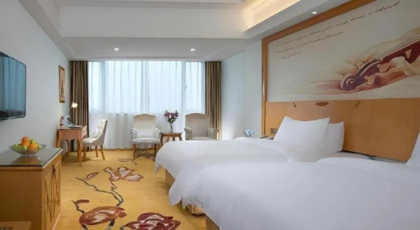 Bed in Vienna Hotel Guangdong Zhaoqing Sihui Center Jade Expo Market