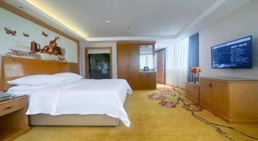 Bed in Vienna Hotel Guangdong Zhaoqing Sihui Center Jade Expo Market