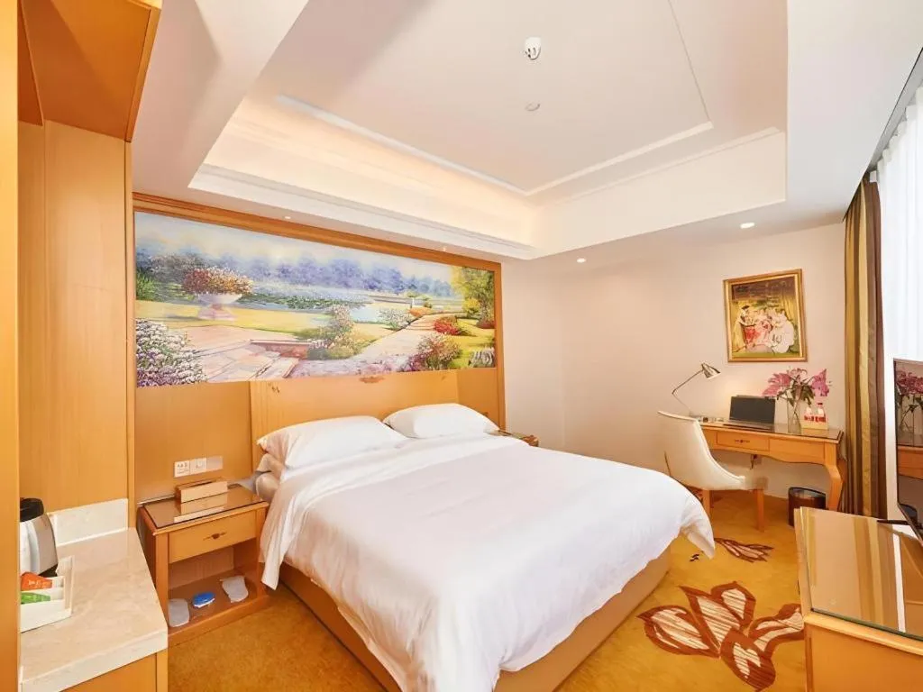 Bed in Vienna Hotel Guangdong Zhaoqing Sihui Center Jade Expo Market