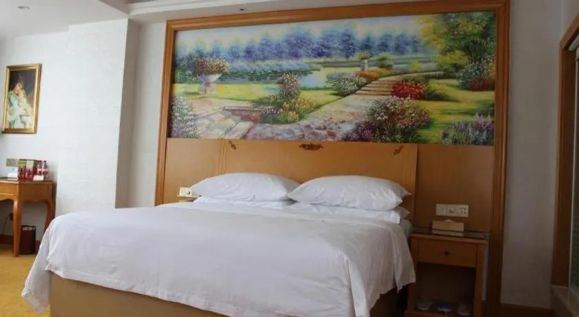 Bed in Vienna Hotel Guangdong Zhaoqing Sihui Center Jade Expo Market