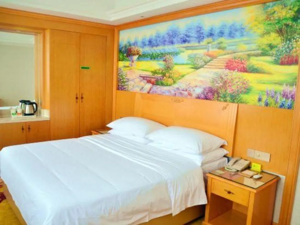 Bed in Vienna Hotel Guangdong Zhaoqing Sihui Center Jade Expo Market