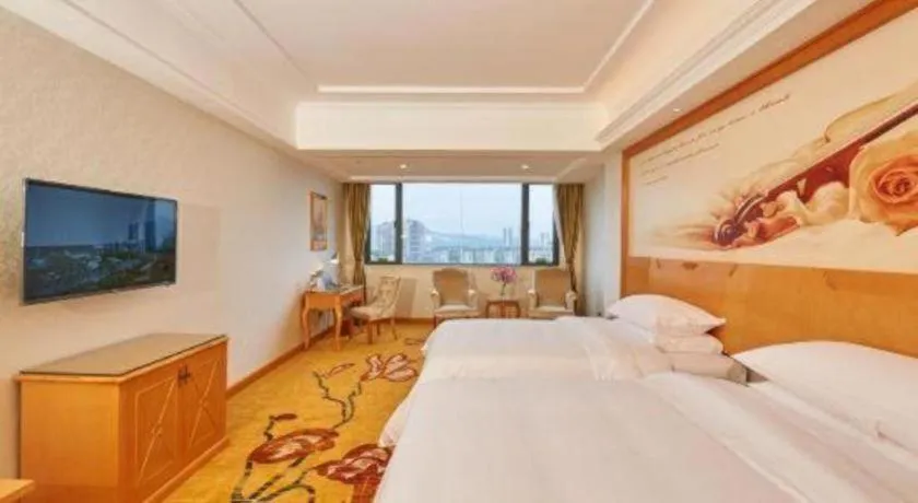 Bed in Vienna Hotel Guangdong Zhaoqing Sihui Center Jade Expo Market