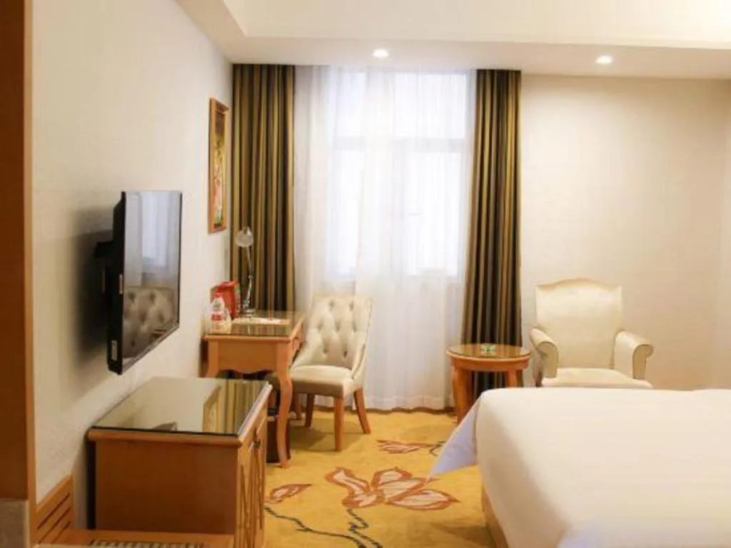 Bed in Vienna Hotel Guangdong Zhaoqing Sihui Center Jade Expo Market