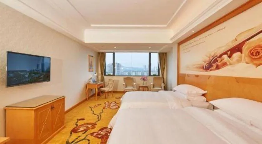 Bed in Vienna Hotel Guangdong Zhaoqing Sihui Center Jade Expo Market