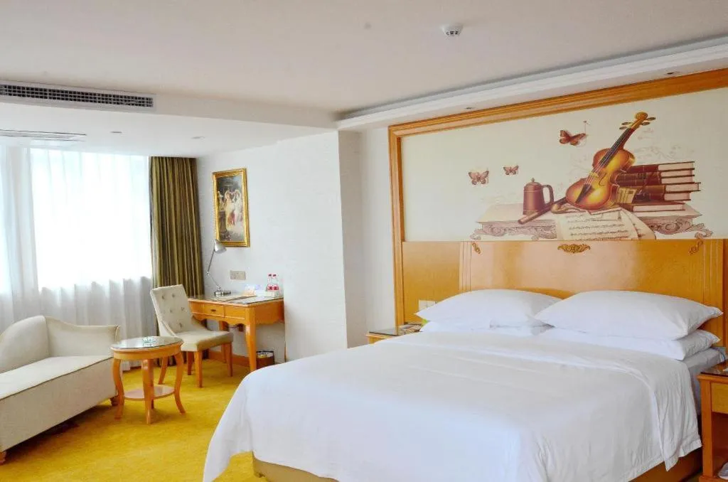 Bed in Vienna Hotel Guangdong Zhaoqing Sihui Center Jade Expo Market