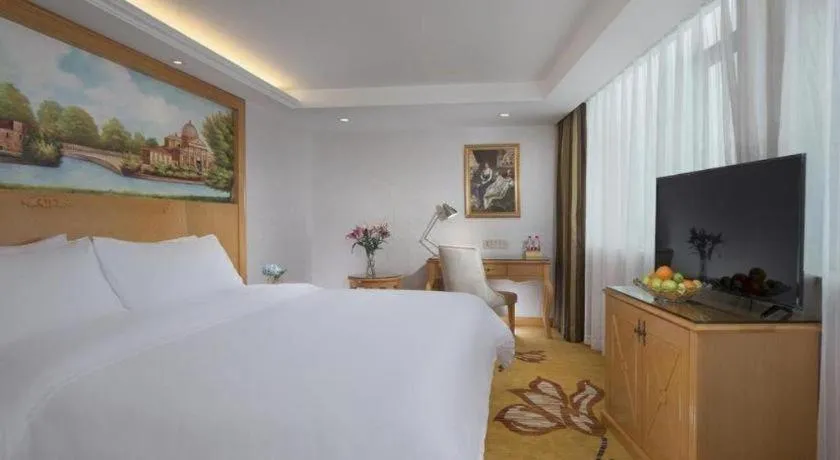 Bed in Vienna Hotel Guangdong Zhaoqing Sihui Center Jade Expo Market