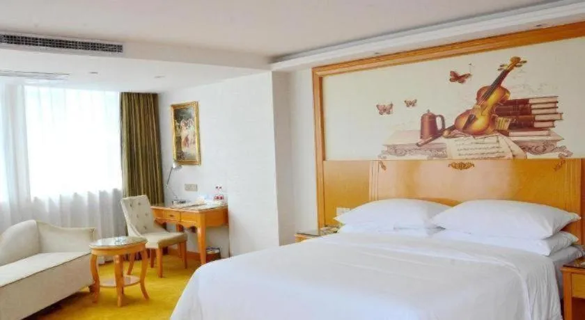 Bed in Vienna Hotel Guangdong Zhaoqing Sihui Center Jade Expo Market