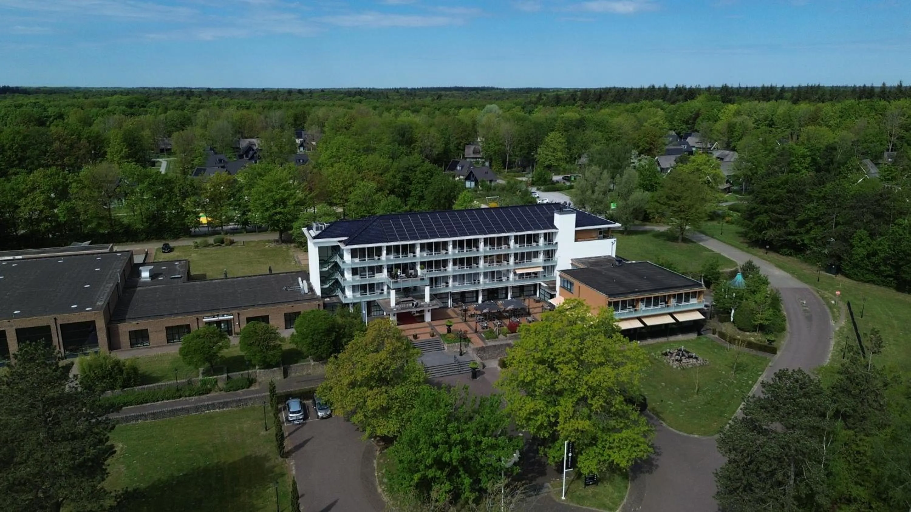 Property building in Fletcher Familiehotel De Hunzebergen