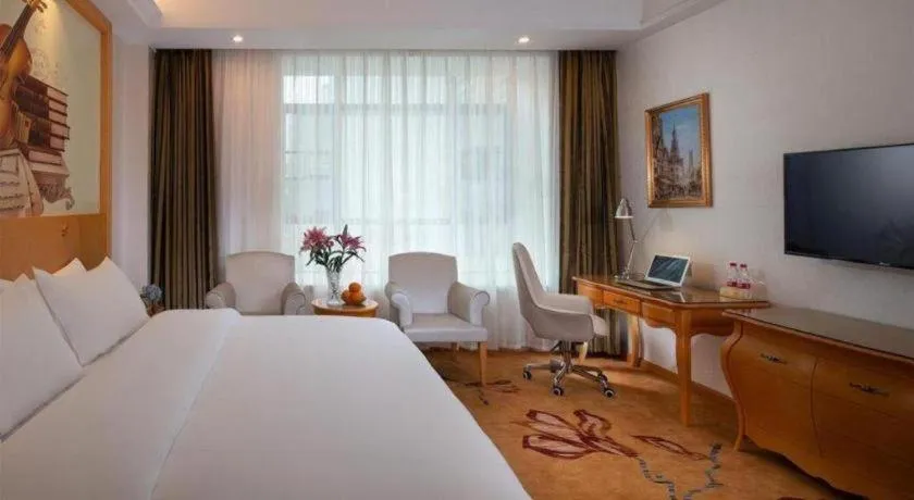 Bed in Vienna Hotel Guangdong Zhaoqing Sihui Tianguangxu