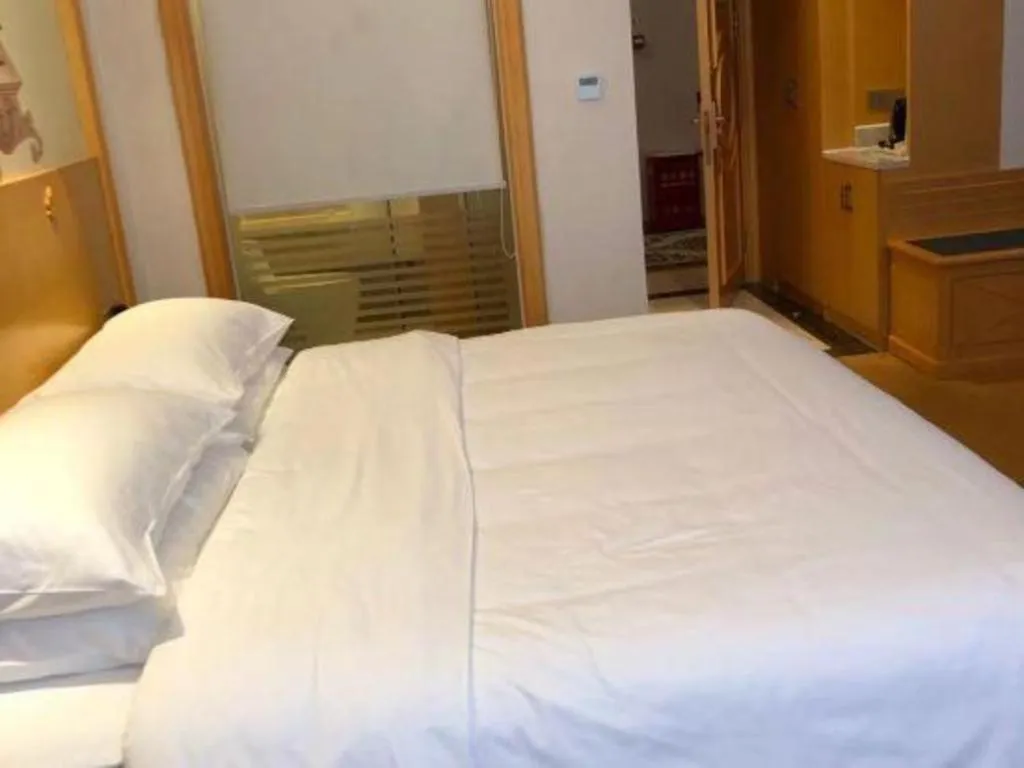Bed in Vienna Hotel Guangdong Zhaoqing Sihui Tianguangxu
