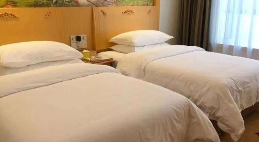 Bed in Vienna Hotel Guangdong Zhaoqing Sihui Tianguangxu