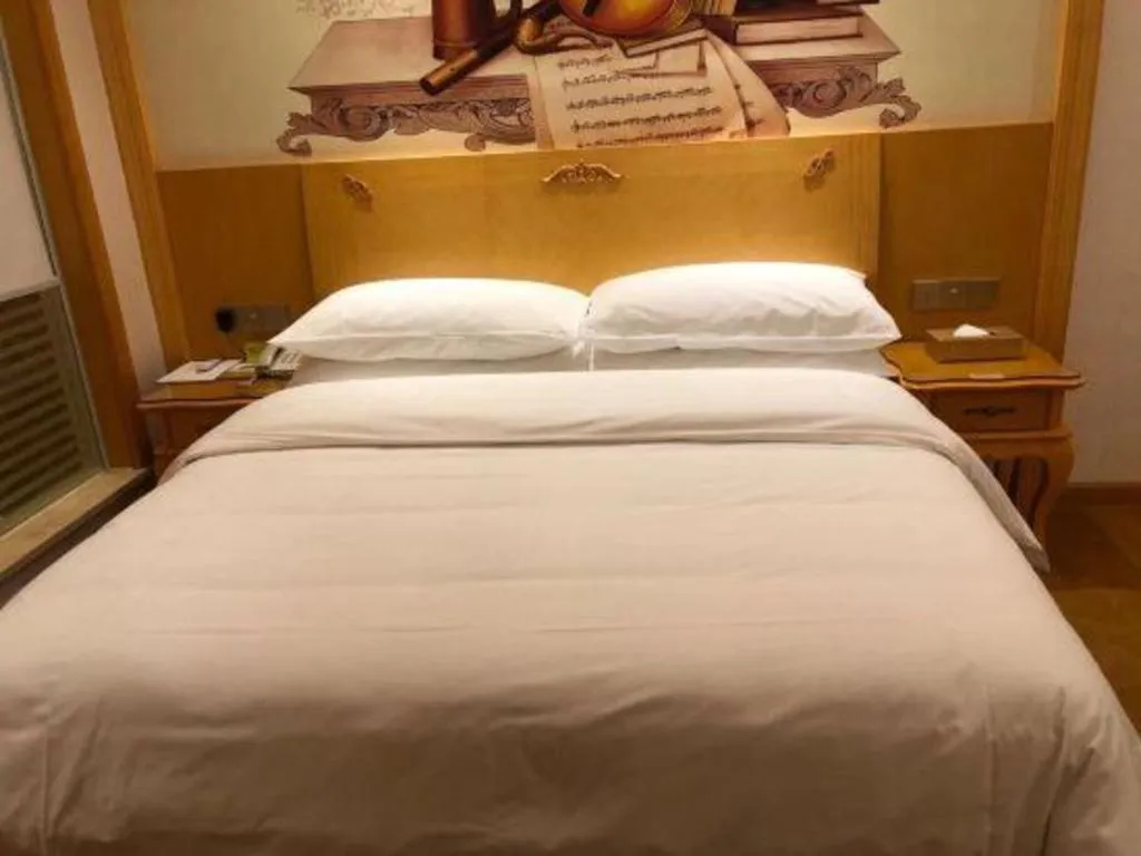 Bed in Vienna Hotel Guangdong Zhaoqing Sihui Tianguangxu