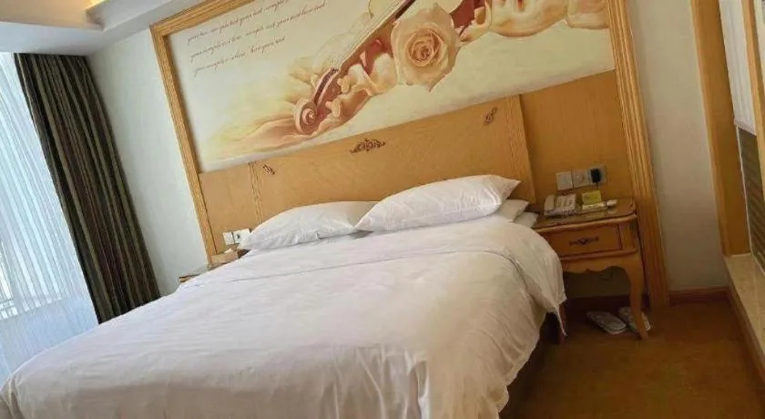 Bed in Vienna Hotel Guangdong Zhaoqing Sihui Tianguangxu