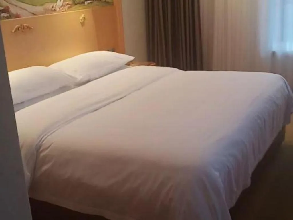Bed in Vienna Hotel Guangdong Zhaoqing Sihui Tianguangxu