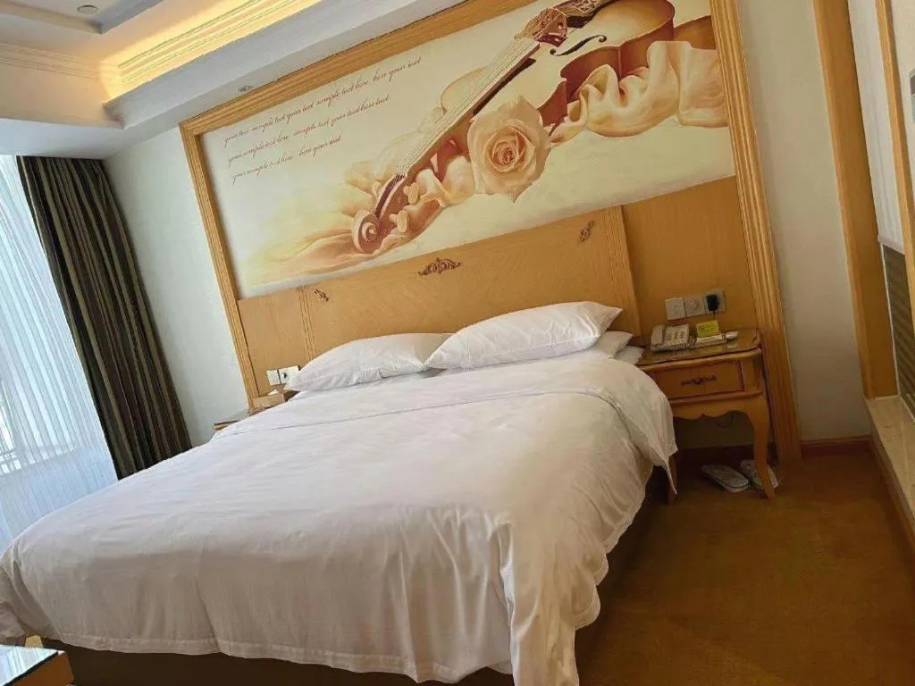 Bed in Vienna Hotel Guangdong Zhaoqing Sihui Tianguangxu