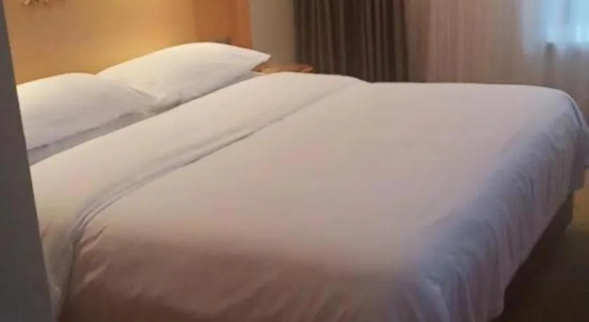Bed in Vienna Hotel Guangdong Zhaoqing Sihui Tianguangxu