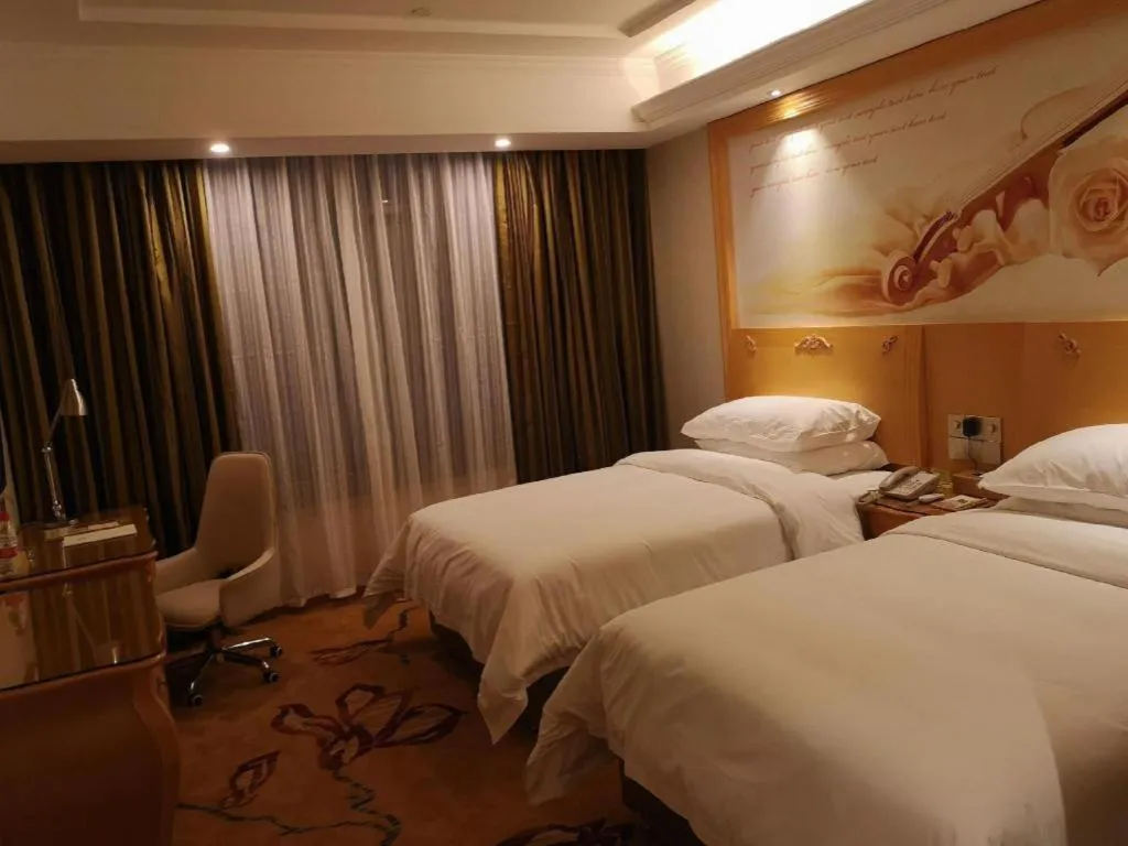 Bed in Vienna Hotel Guangdong Zhaoqing Sihui Tianguangxu