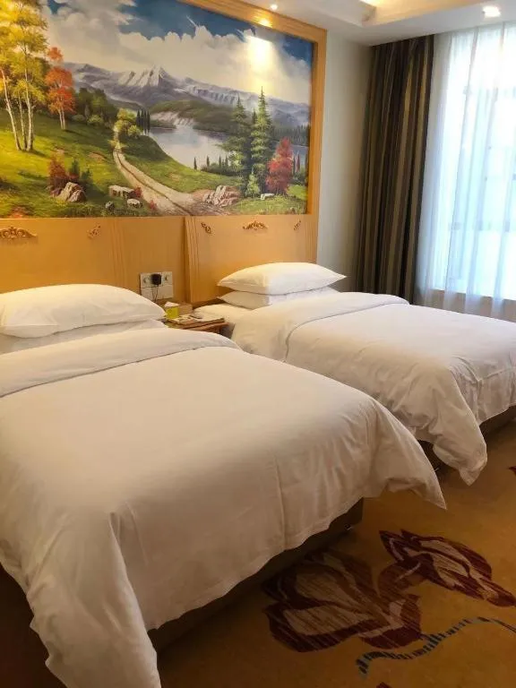 Bed in Vienna Hotel Guangdong Zhaoqing Sihui Tianguangxu