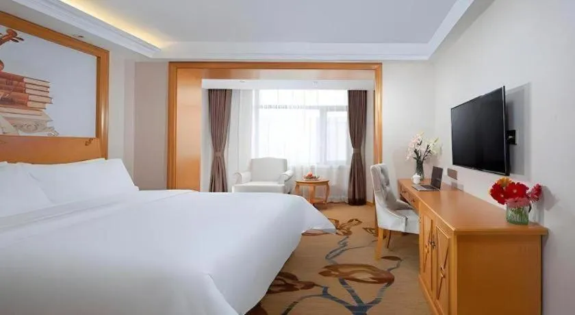 Bed in Vienna Hotel Jilin Dunhua High-Speed Railway Station