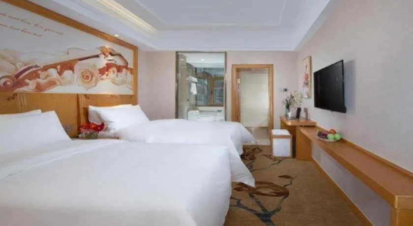 Bed in Vienna Hotel Jilin Dunhua High-Speed Railway Station