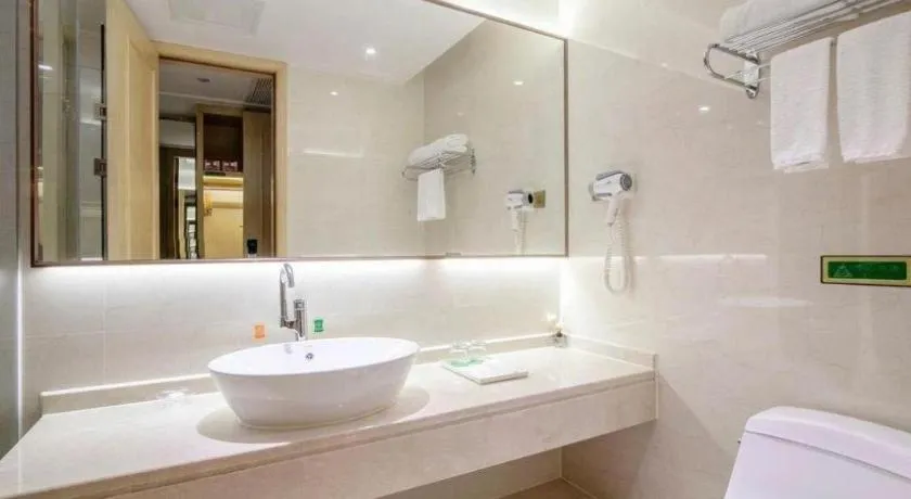 Vienna Hotel Guangdong Zhongshan Xiaolan High-Speed Railway Station