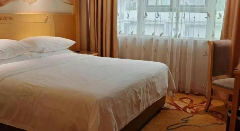 Bed in Vienna Hotel Guangxi Hezhou Guposhan Suifeng