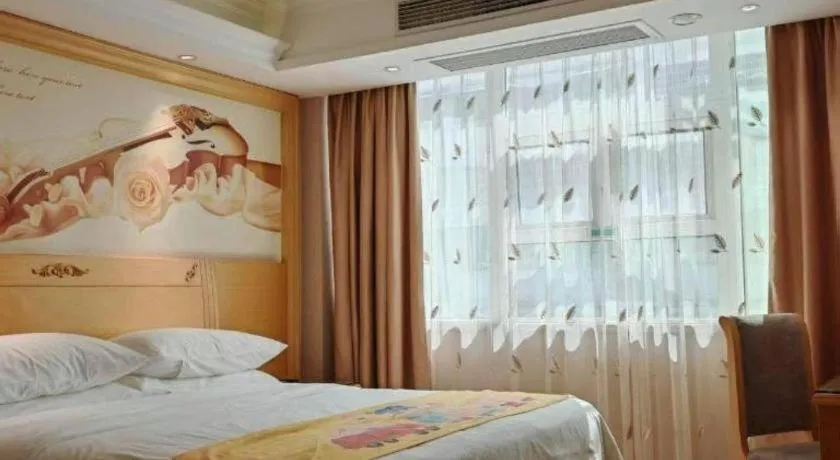 Bed in Vienna Hotel Guangxi Hezhou Guposhan Suifeng