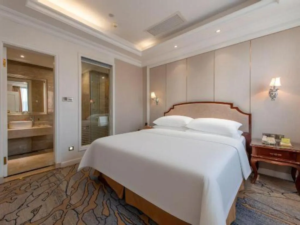 Bed in Vienna Hotel Guangzhou Baiyun College Jinyuan Plaza