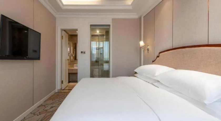 Bed in Vienna Hotel Guangzhou Baiyun College Jinyuan Plaza
