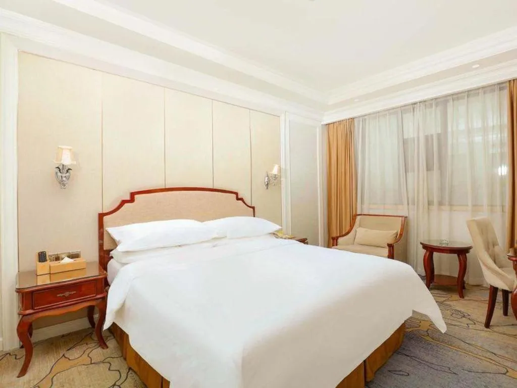 Bed in Vienna Hotel Guangzhou Baiyun College Jinyuan Plaza