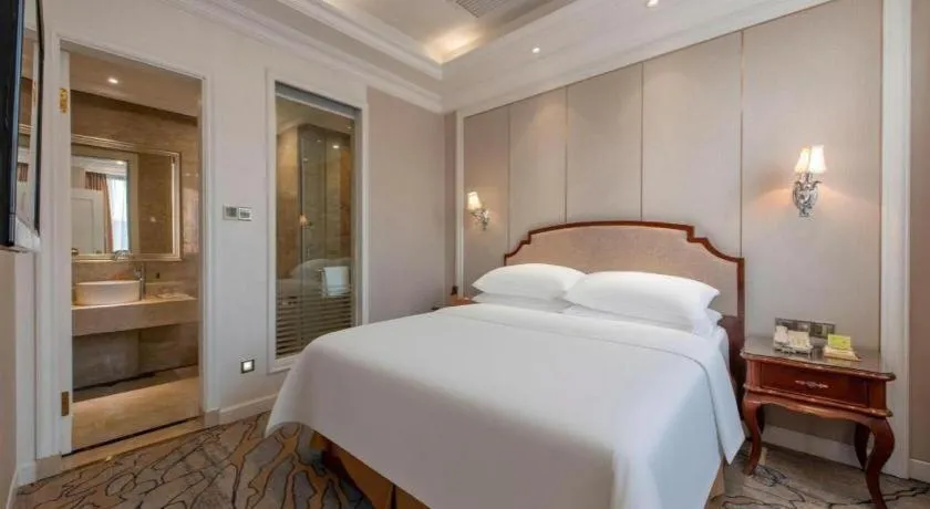 Bed in Vienna Hotel Guangzhou Baiyun College Jinyuan Plaza