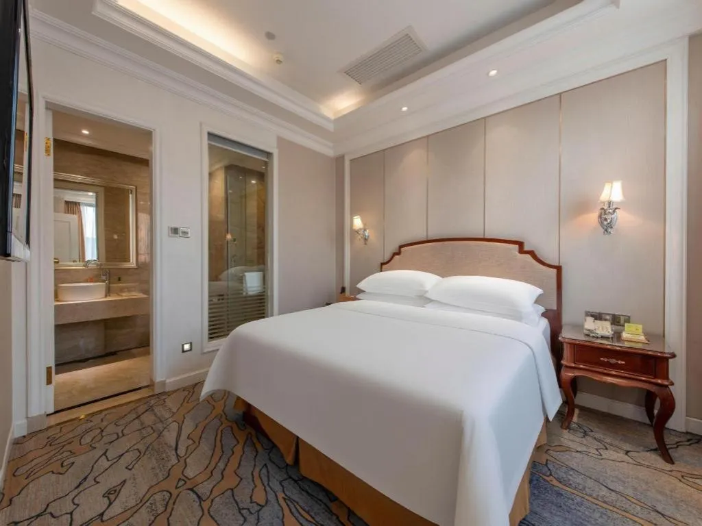 Bed in Vienna Hotel Guangzhou Baiyun College Jinyuan Plaza