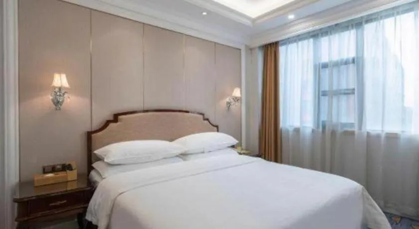 Bed in Vienna Hotel Guangzhou Baiyun College Jinyuan Plaza